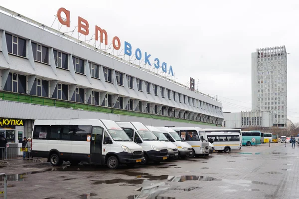 Minibusy, parkování poblíž Moskvy centrální autobusové nádraží — Stock fotografie