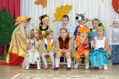 On küçük çocuk ve yetişkin kadın karnaval kostümler giymiş