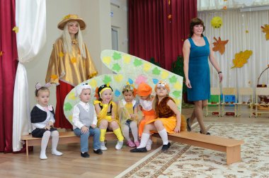 Karnaval kostümleri ve iki kadın giymiş altı küçük çocuk