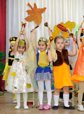 Çocuklar, karnaval kostümler giymiş