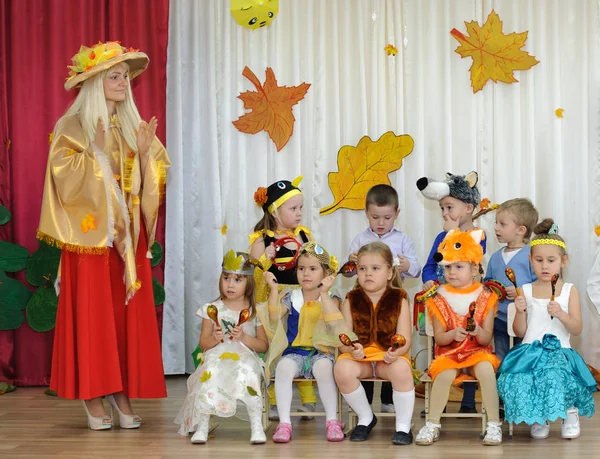 Nove bambini piccoli e una donna adulta vestita con costumi di carnevale — Foto Stock