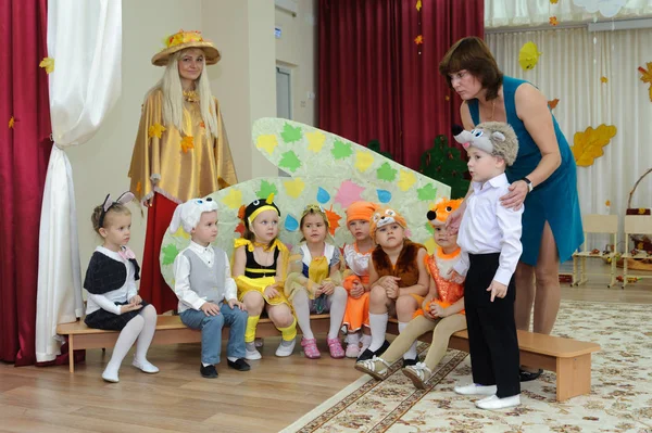 Ocho niños pequeños vestidos con trajes de carnaval y dos mujeres — Foto de Stock