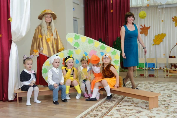 Karnaval kostümleri ve iki kadın giymiş altı küçük çocuk