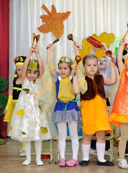Çocuklar, karnaval kostümler giymiş