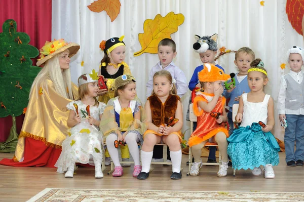 Dix jeunes enfants et femme adulte vêtus de costumes de carnaval Images De Stock Libres De Droits