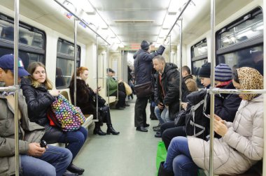08 Kasım 2016 yılında Moskova metrosu trende yolcularla