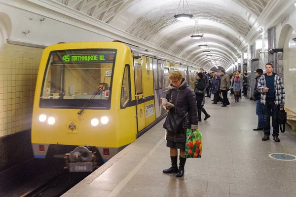 Människor och tåg vid Kurskaya station 08 November 2016 i Mos — Stockfoto