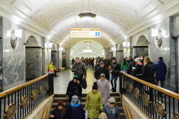 Mensen dalen de trap op Kurskaya station op 08 November, 20 — Stockfoto