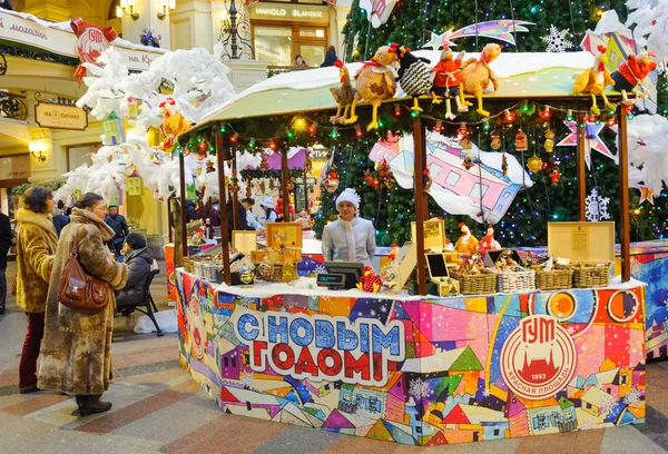 People near counter at New Year Fair in Moscow — Stock Photo, Image