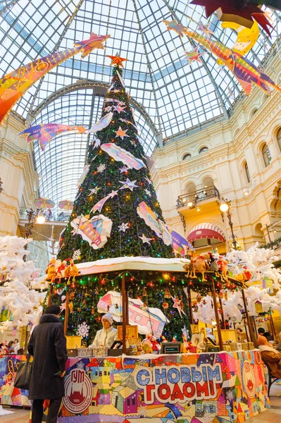 New Year Fair with Christmas tree and decorations in Moscow. — Stock Photo, Image