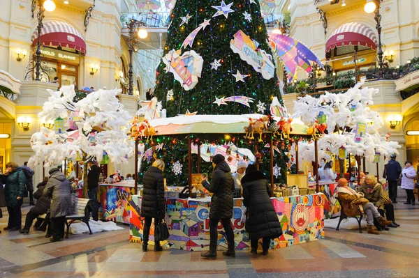 People at New Year Fair in Moscow. — Stock Photo, Image