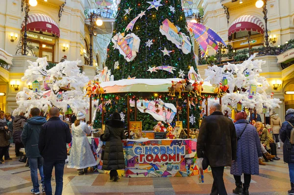 Buyers in New Year Fair in Moscow. — Stock Photo, Image