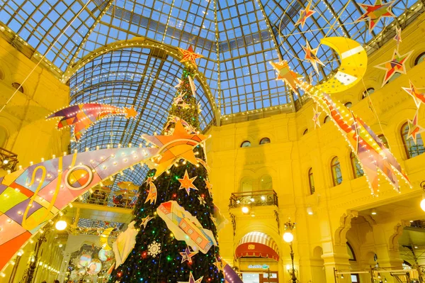 Рождественская елка и светящиеся украшения на новогодней ярмарке — стоковое фото