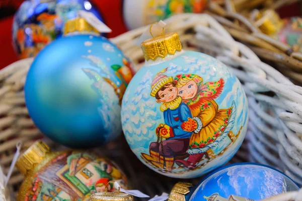 Boules de Noël sur la foire de Noël à Moscou Image En Vente