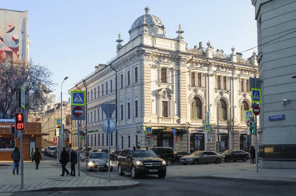 Sanduny baths building, cars and pedestrians on November 22, 201 — Stock Photo, Image