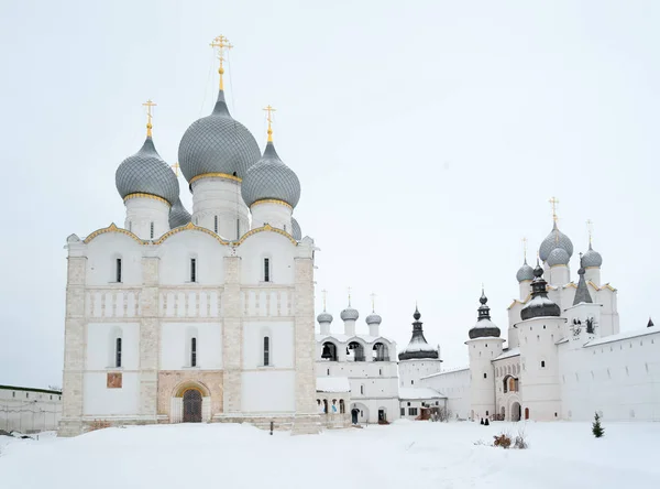 Uspenský a Voskresensky katedrály v Rostov Kremlu. Rusko. — Stock fotografie