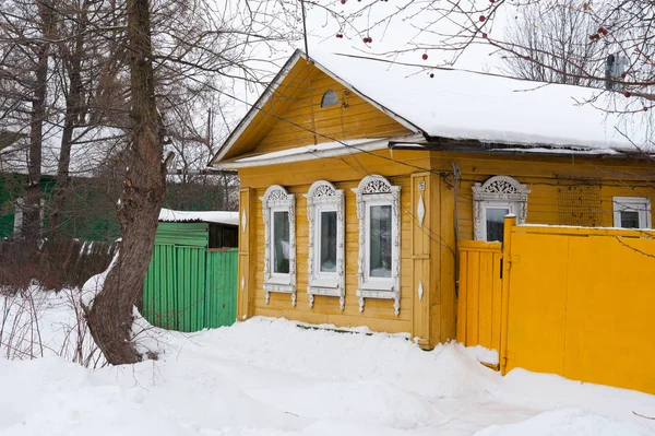 Antiguo edificio amarillo de madera en Rostov Veliky, Rusia. Invierno . — Foto de Stock