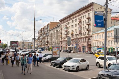 Yayalar ve araçların Krasnaya Presnya sokak 5.07.2017