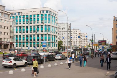 İnsanlar ve araçların Krasnaya Presnya sokak 5.07.2017
