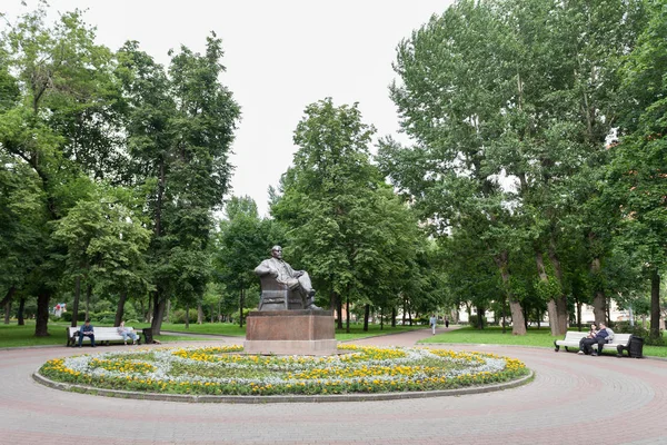 Monument to Vladimir Lenin and a flower bed 5.07.2017 — Stock Photo, Image