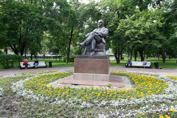 Vladimir Lenin ve bir çiçek yatak 5.07.2017 anıt — Stok fotoğraf