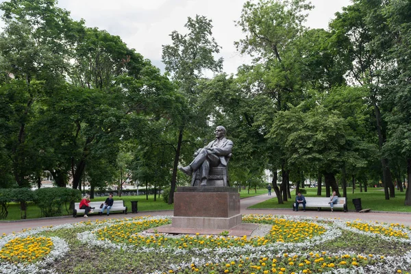 Vladimir Lenin ve bir çiçek yatak 5.07.2017 anıt — Stok fotoğraf