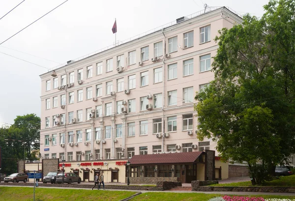 Byggnaden av Krasnopresnenskij stadsdelsfullmäktige i Moskva 13.07.2 — Stockfoto