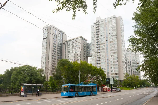 Flera våningar bostadshus och en vagn i Moskva 13.07.2017 — Stockfoto