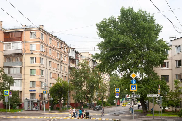 Maisons résidentielles, arbres et personnes à Moscou 13.07.2017 — Photo