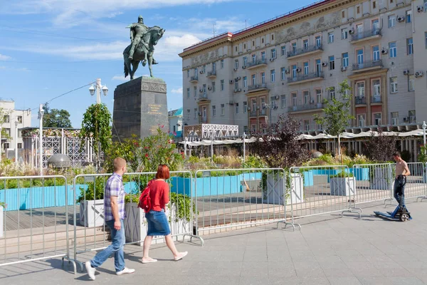 Люди, памятник Юрию Долгорукому и клумбы 7 августа 201 года — стоковое фото