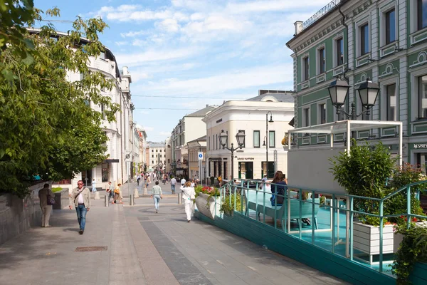 Vista sobre Stoleshnikov Lane hacia Bolshaya Dmitrovka Street 07 / 08 / 2017 — Foto de Stock