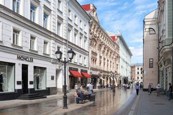 Görünüm Petrovka Street doğru Stoleshnikov Lane'de 07/08/2017