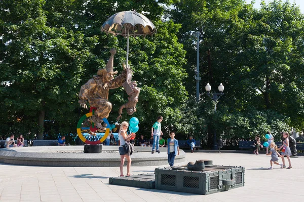 Dorośli i dzieci w pobliżu statue klaunów w Moskwie 12.08.2017 — Zdjęcie stockowe
