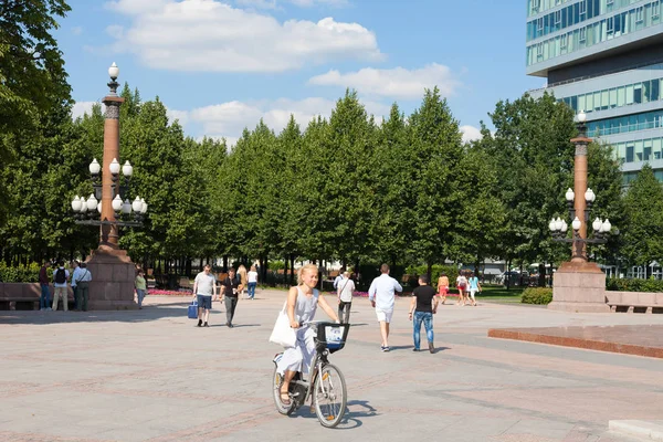 Lidé chodí v Tsvetnoy Boulevard parku 12.08.2017 — Stock fotografie