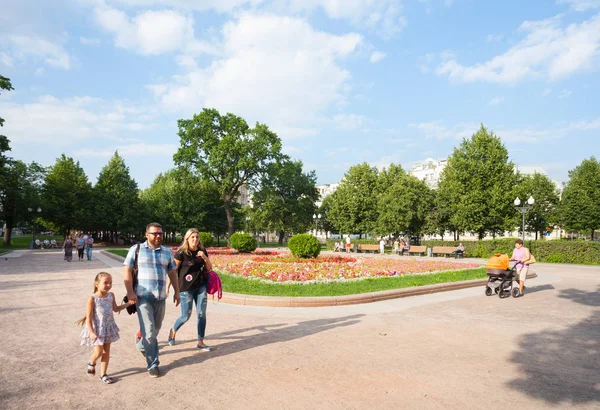Persone a piedi in estate giornata di sole nel parco Boulevard Tsvetnoy 12 — Foto Stock