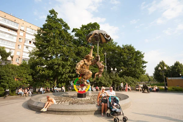 People enjoy a rest near Clowns sculpture in Moscow 12.08.2017 — Stock Photo, Image