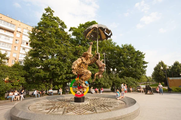 Des gens sont assis près de la sculpture des clowns sur le boulevard Tsvetnoy — Photo