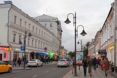 Moskova 29.08.2017 Pyatnitskaya cadde boyunca insanlar yürümek