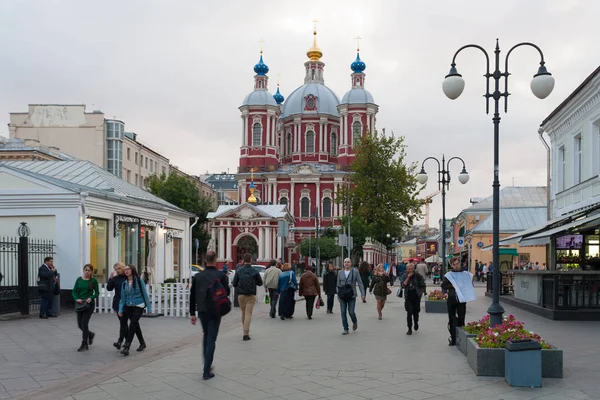 Lidé a katedrála v Clementovsky ulici v Moskvě 29.08.2017 — Stock fotografie