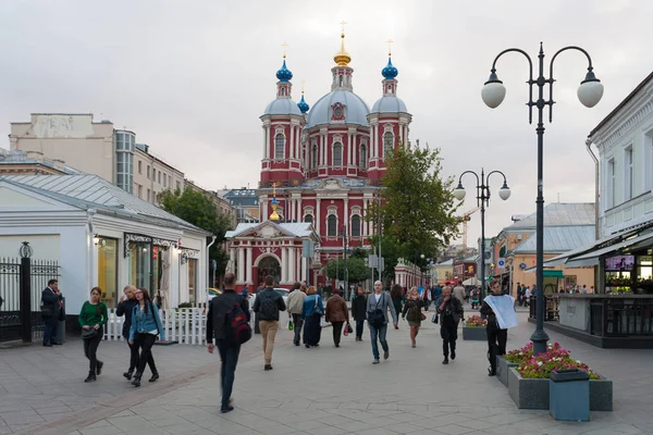 People and Cathedral at Clementovsky Street in Moscow 29.08.2017 — Stock Photo, Image