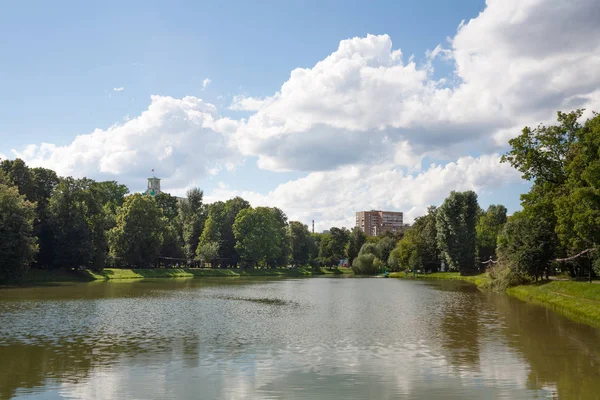 Moskova 21.07.2017 Catherine parkta gölet