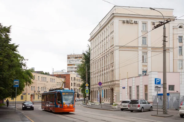 MIIT Humanitarian Institute, tram and cars in Moscow 17.07.2017 — Stock Photo, Image