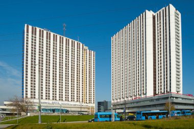 Moskova, Rusya - 17 Ekim 2019: Güneşli sonbahar gününde mavi gökyüzüne karşı Izmailovo Oteli. Izmailovo Oteli 1980 'de inşa edildi..