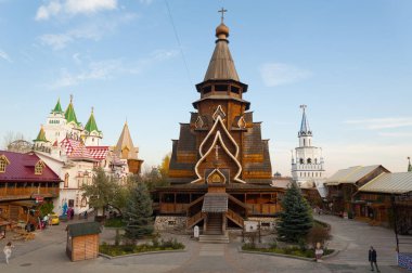 Moskova, Rusya - 17 Ekim 2019: Güneşli sonbahar gününde İmailovo Kremlin 'deki Aziz Nicholas Tahta Katedrali. Izmailovo Kremlin 1998-2007 yılları arasında inşa edilmiş bir kültür ve eğlence kompleksidir..