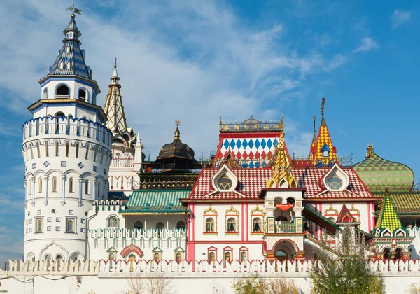 俄罗斯莫斯科 2019年10月17日 阳光明媚的秋日 伊斯梅多沃克里姆林宫的塔和城墙 Izmailovo Kremlin是一家建于1998 2007年的文化和娱乐场所 — 图库照片