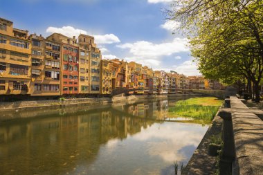 Renkli evler Girona, Catalonia, İspanya