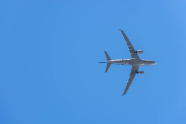 uçan yolcu uçak altından yukarı