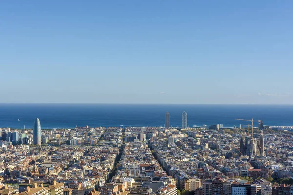 Bekijken van Barcelona, toren Agbar, de twin towers en de Sagrada Familia basiliek — Stockfoto