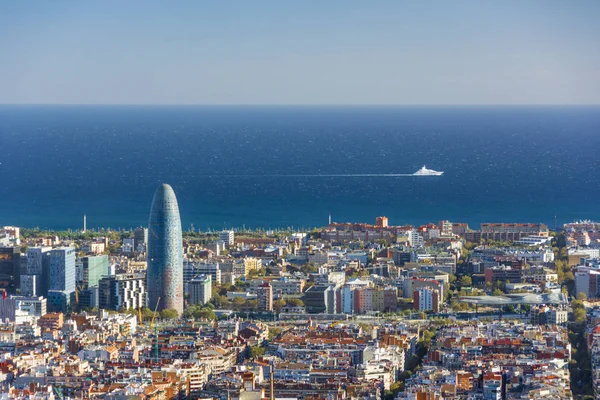 Bekijken van Barcelona, toren Agbar en de Middellandse Zee — Stockfoto