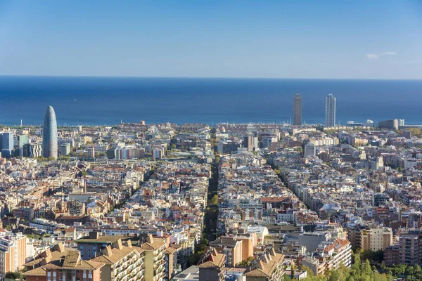 Bekijken van Barcelona, tower Agbar en de twin towers — Stockfoto